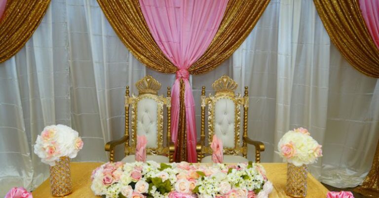 Gala - Elegant posh groom and bride table decorated with flowers for wedding celebration in fine restaurant